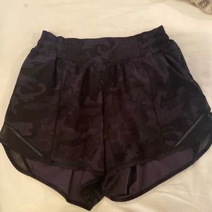 Lululemon hotty hot camo shorts, size 6 4 inch